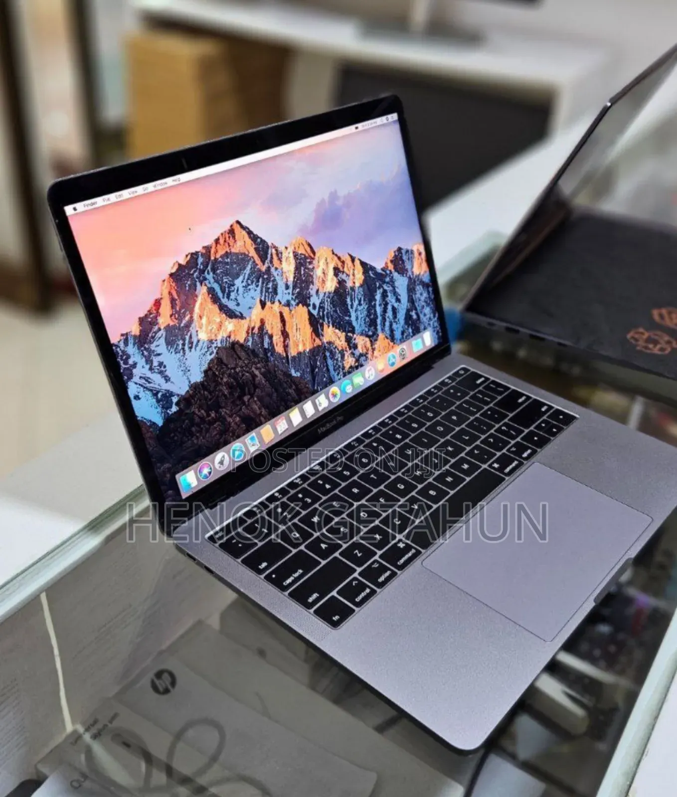 New Laptop Apple MacBook Pro 2017 8GB Intel Core i5 SSD 256GB
