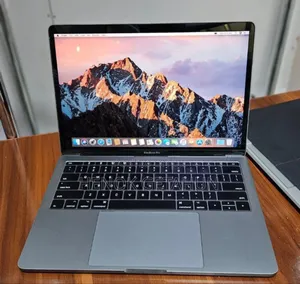 New Laptop Apple MacBook Pro 2017 8GB Intel Core i5 SSD 256GB