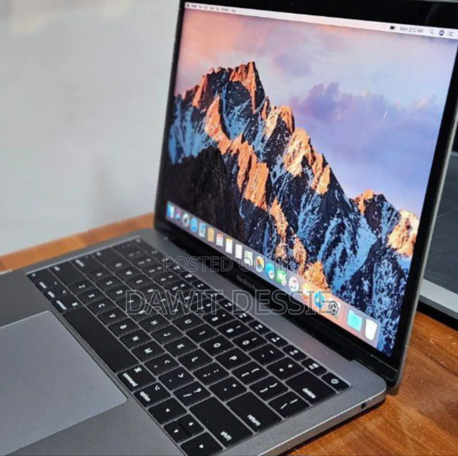 New Laptop Apple MacBook Pro 2017 8GB Intel Core i5 SSD 256GB
