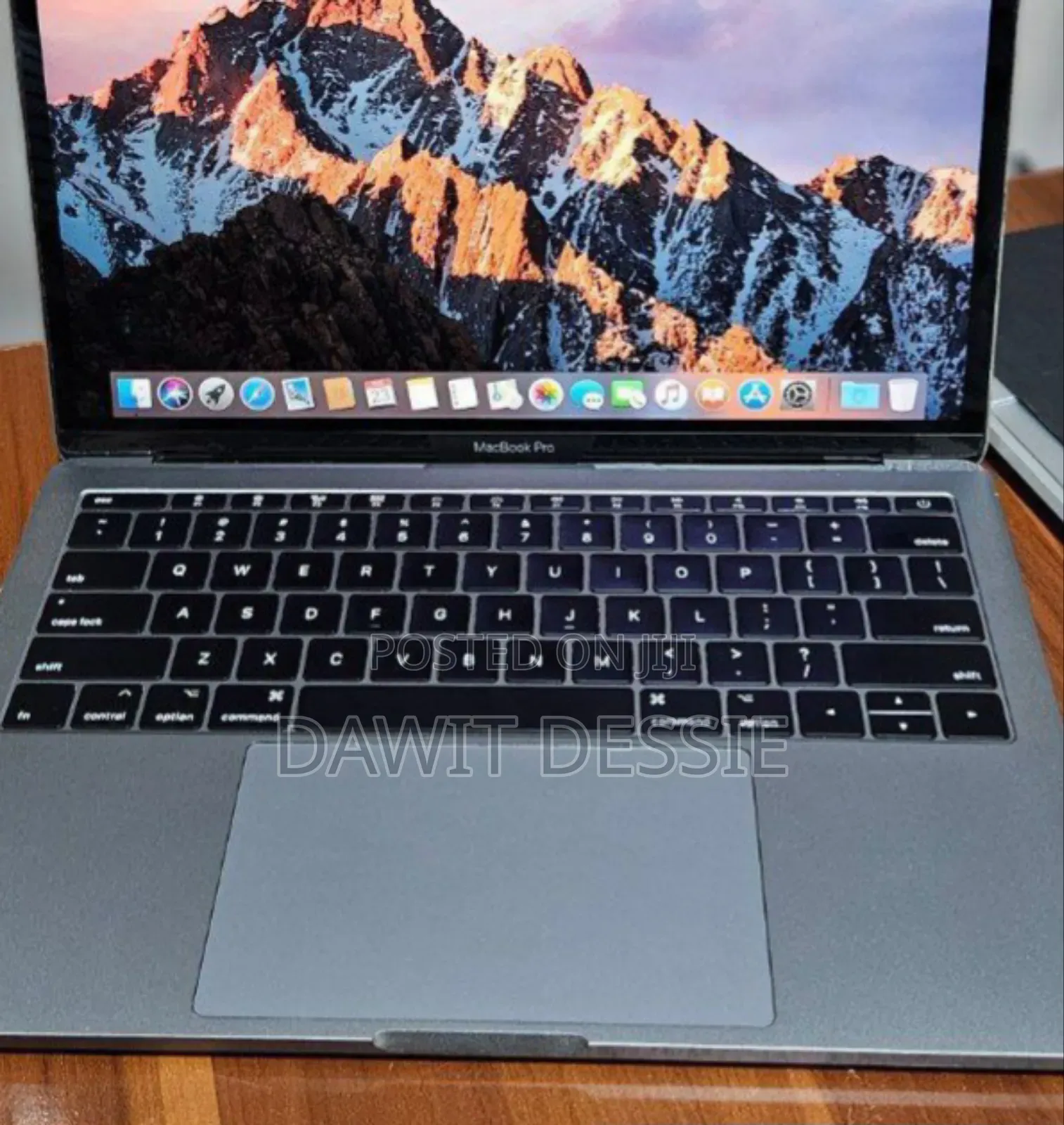 New Laptop Apple MacBook Pro 2017 8GB Intel Core i5 SSD 256GB