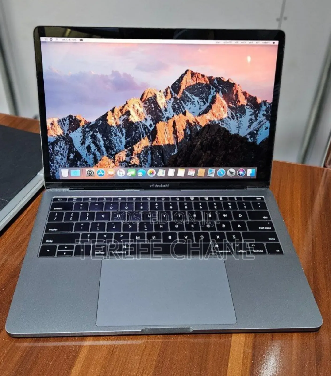 New Laptop Apple MacBook Pro 2017 8GB Intel Core i5 SSD 256GB