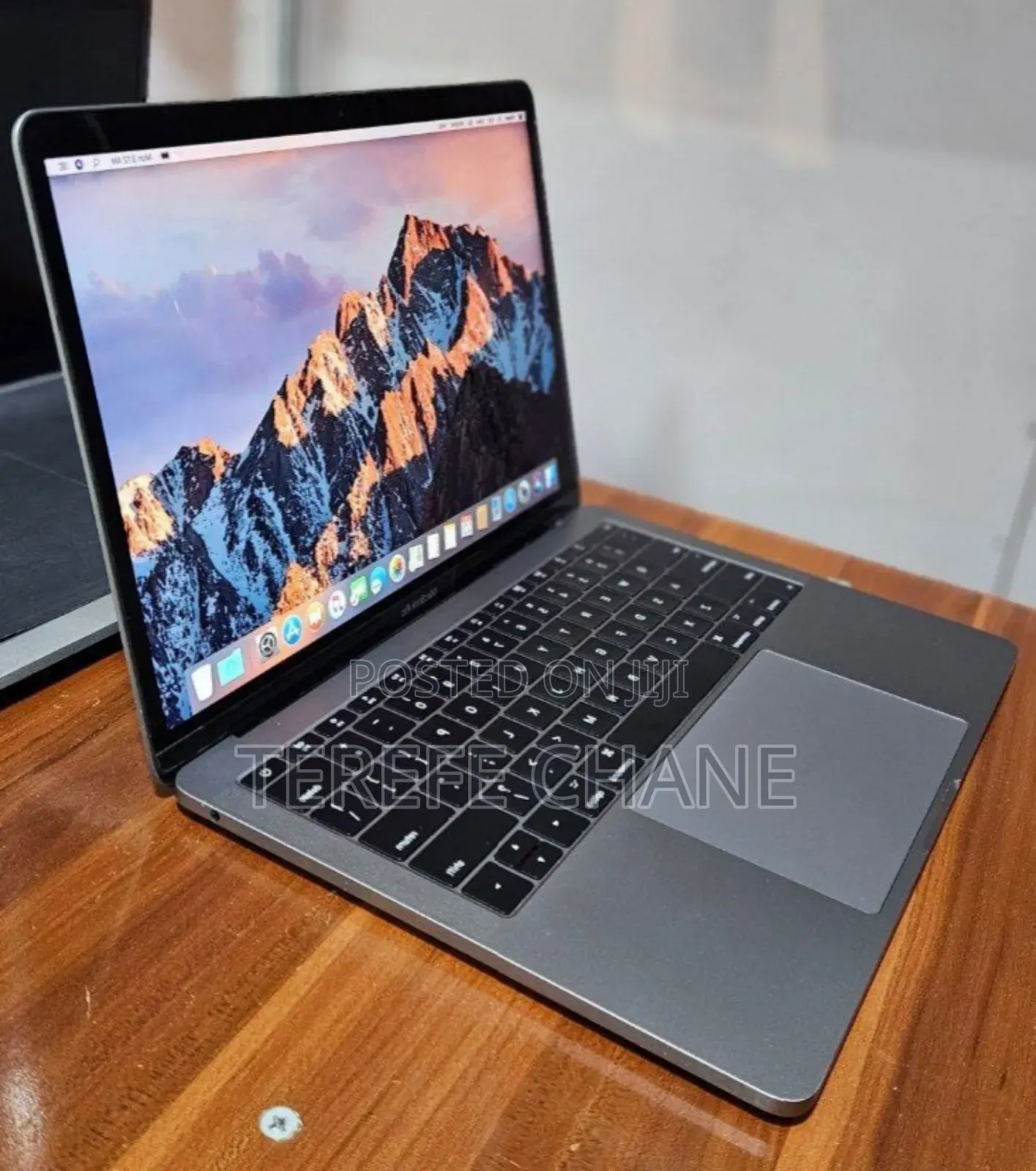 New Laptop Apple MacBook Pro 2017 8GB Intel Core i5 SSD 256GB