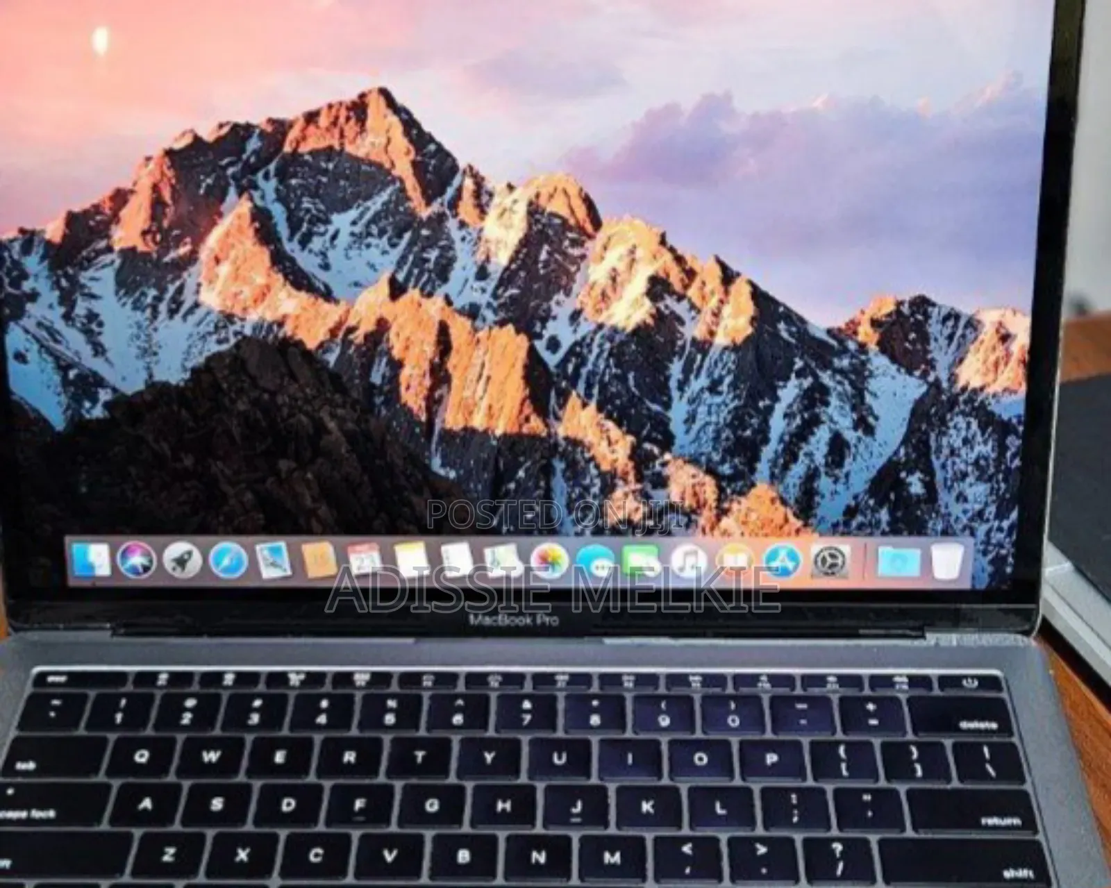 New Laptop Apple MacBook Pro 2017 8GB Intel Core i5 SSD 256GB
