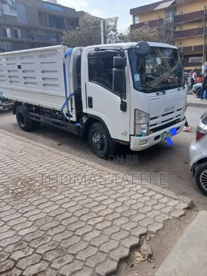 Isuzu NPR 2023
