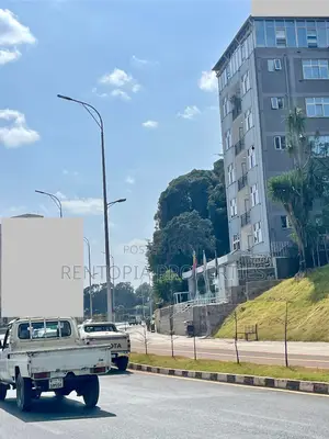 Commercial Building for Sale!
