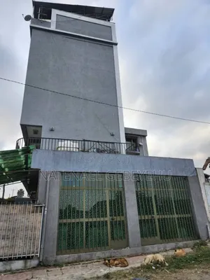 ዲጂታል ካርታ ያለው ለ አስቸኳይ ሽያጭ የቀረበ G+4 እና ቴራስ ያለው ህንፃ
