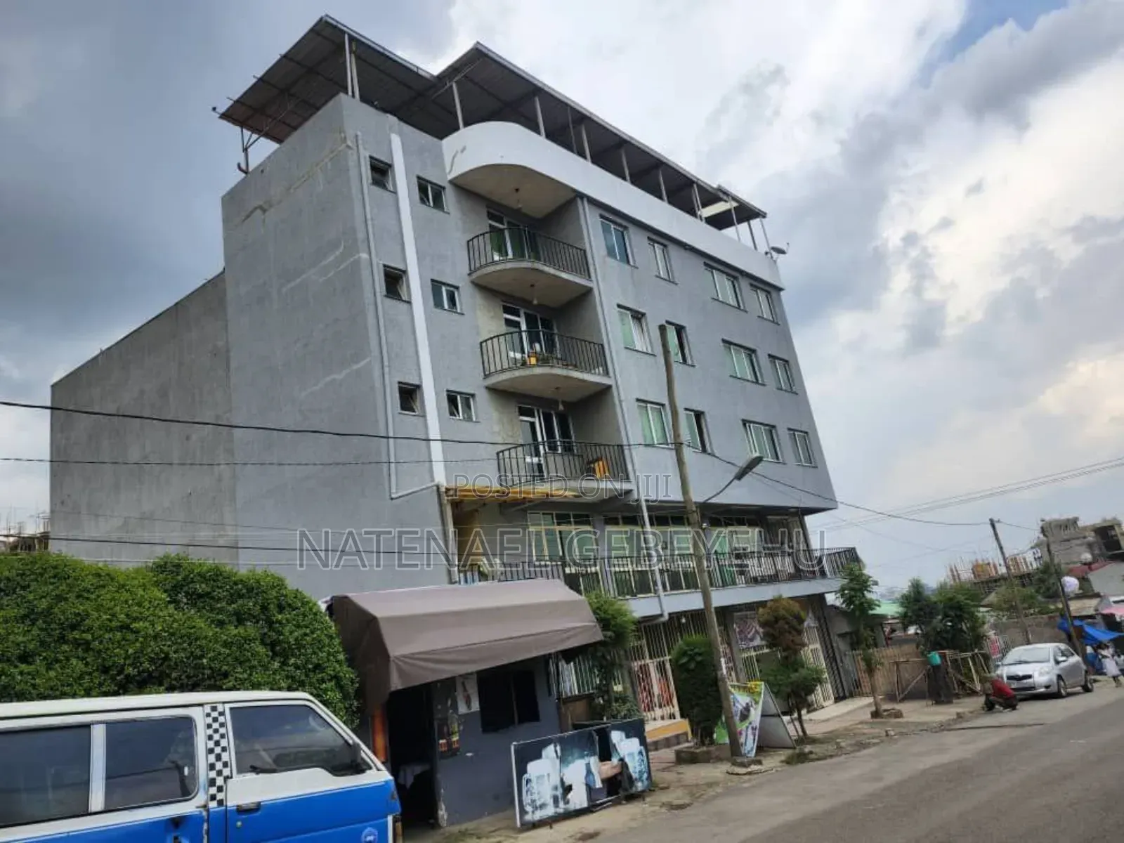 ዲጂታል ካርታ ያለው ለ አስቸኳይ ሽያጭ የቀረበ G+4 እና ቴራስ ያለው ህንፃ