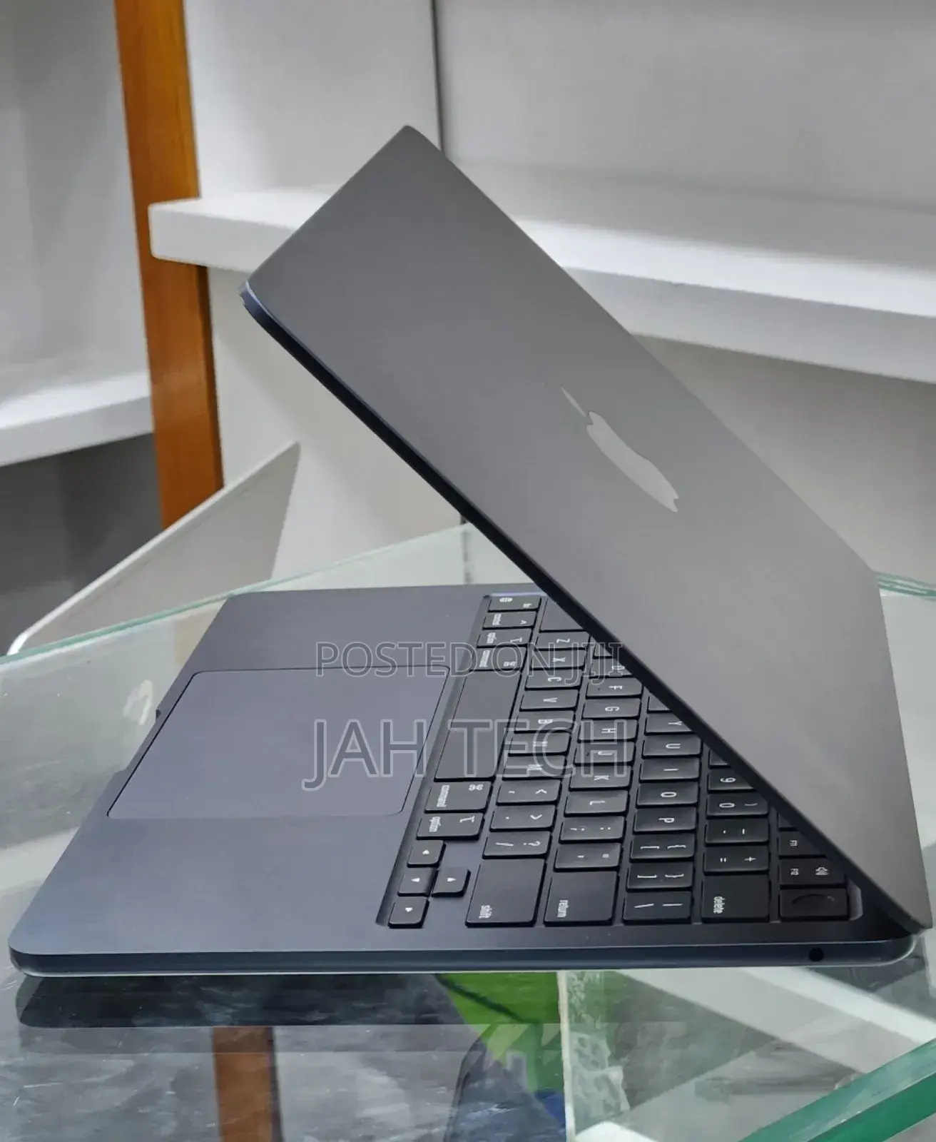 New Laptop Apple MacBook Air 2024 M3 13-inch 16GB Apple M3 SSD 512GB