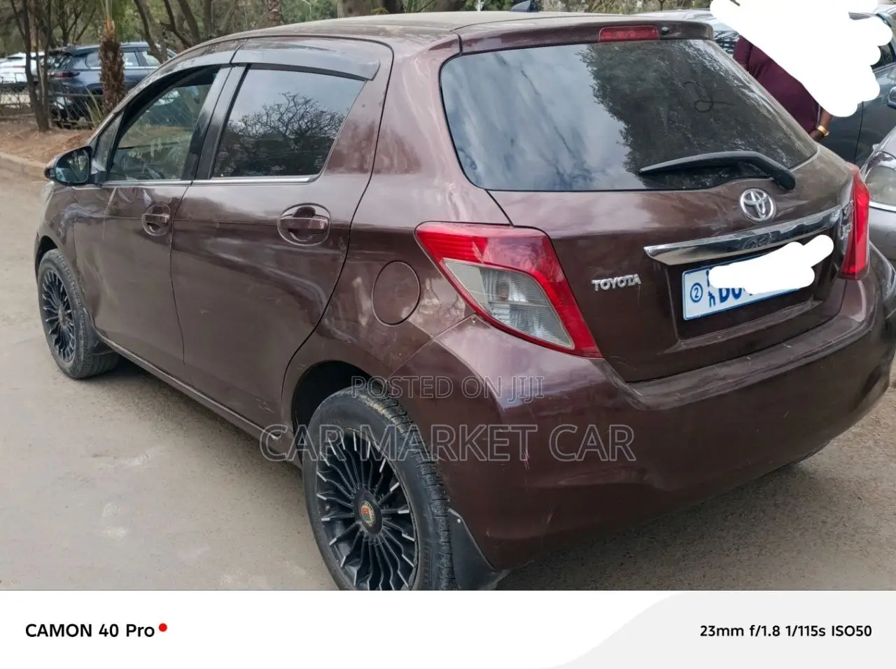 Toyota Yaris LE Hatchback 5dr 2013 Burgundy
