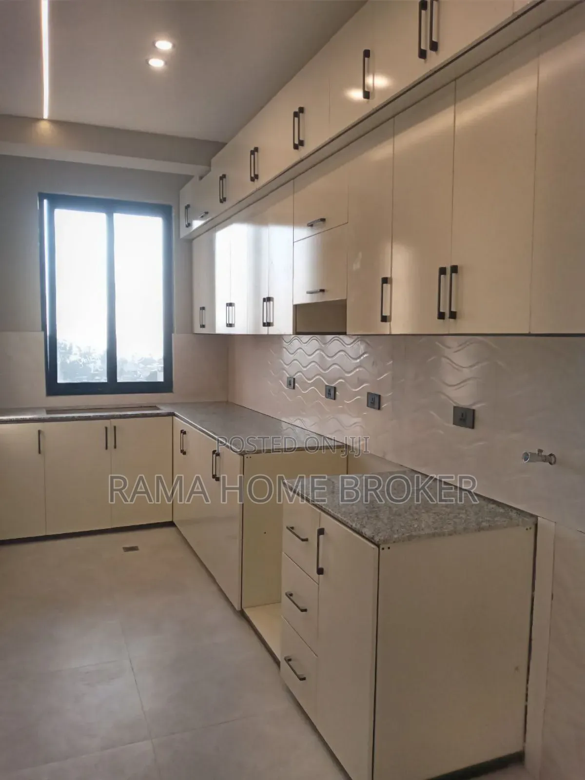 Furnished 3bdrm Condo in አዲሱ ገበያ, Yeka for sale