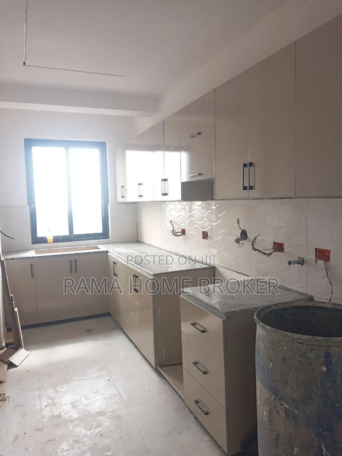 Furnished 3bdrm Condo in አዲሱ ገበያ, Yeka for sale