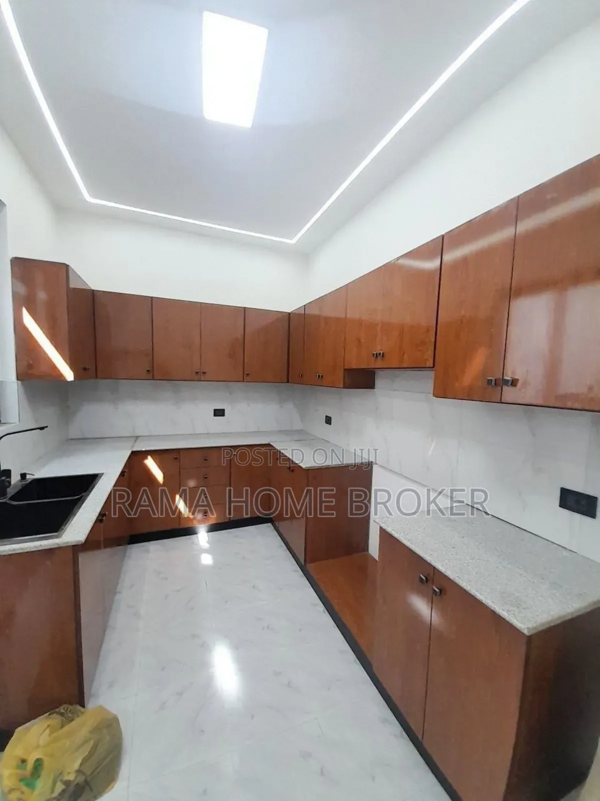 Furnished 4bdrm Villa in አያት ዞን ውስጥ, Yeka for sale