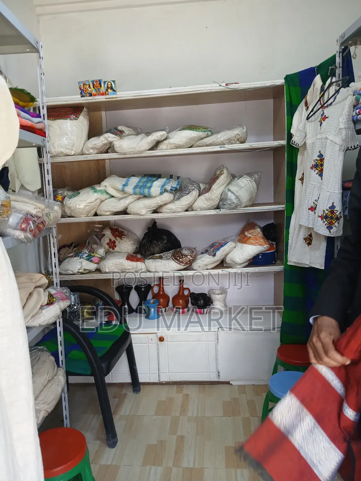 3ቱን በ 25000 አስቸኳይ የሚሸጥ መደርደሪያ ድርድር አለው