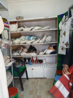 3ቱን በ 25000 አስቸኳይ የሚሸጥ መደርደሪያ ድርድር አለው
