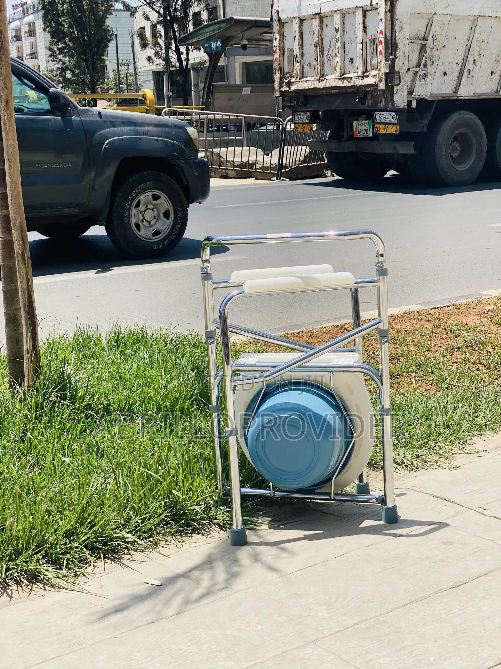 Folding Commode Chair With Wheels Weight Capacity 150 Kg (Max)