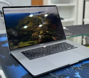 New Laptop Apple MacBook Pro 16GB Intel Core i7 SSD 512GB