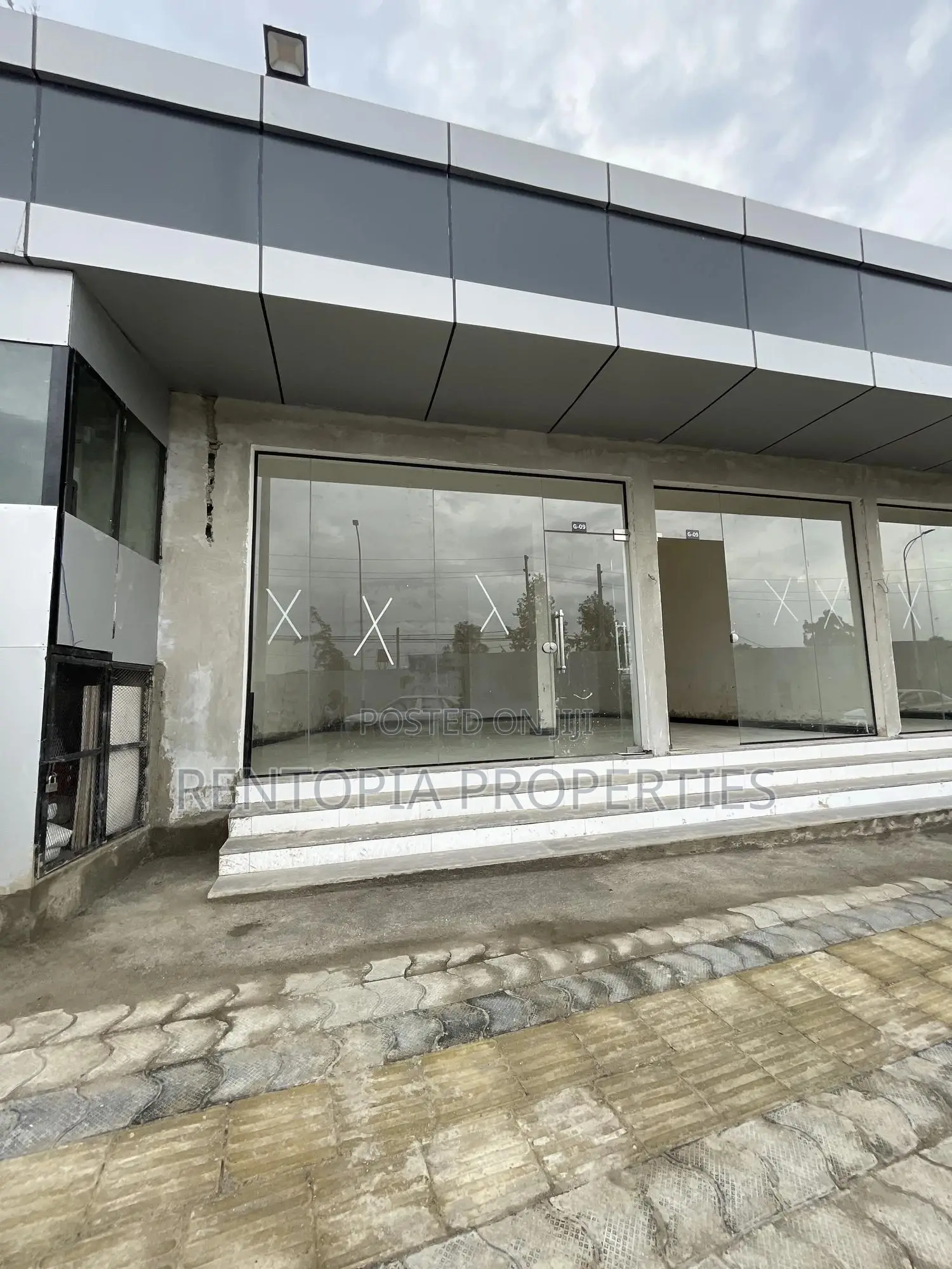 Commercial Space for Coffee Shop,Boutique for Rent!