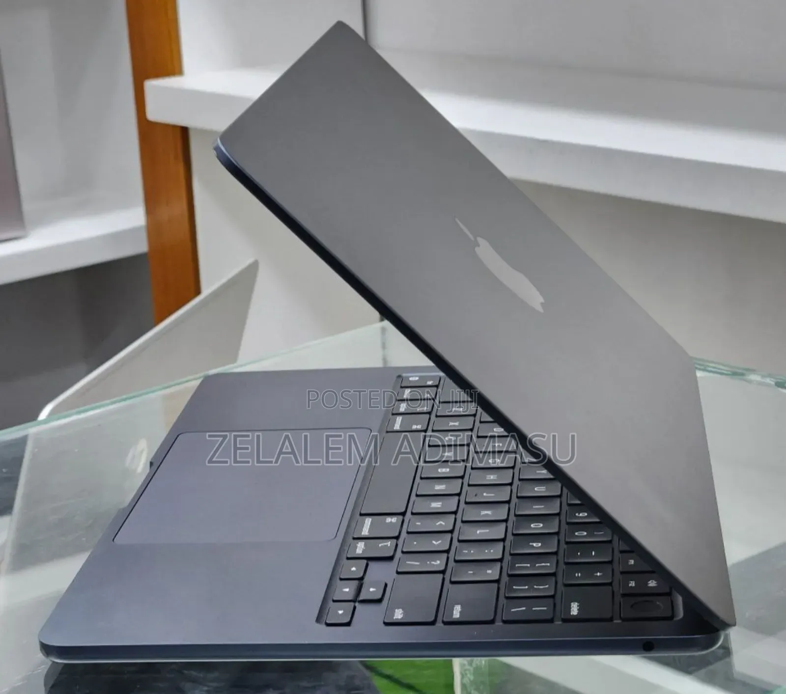 New Laptop Apple MacBook Air 2024 M3 13-inch 16GB Apple M3 SSD 512GB