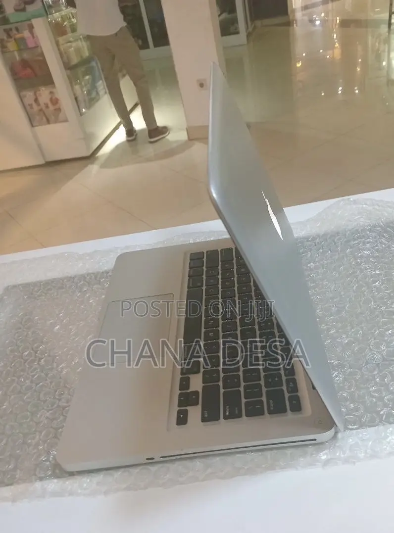 New Laptop Apple MacBook Pro 8GB Intel Core i5 SSD 256GB