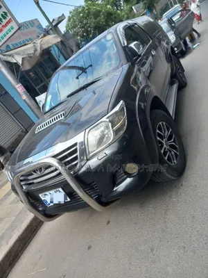 Toyota Hilux 2014 Maroon