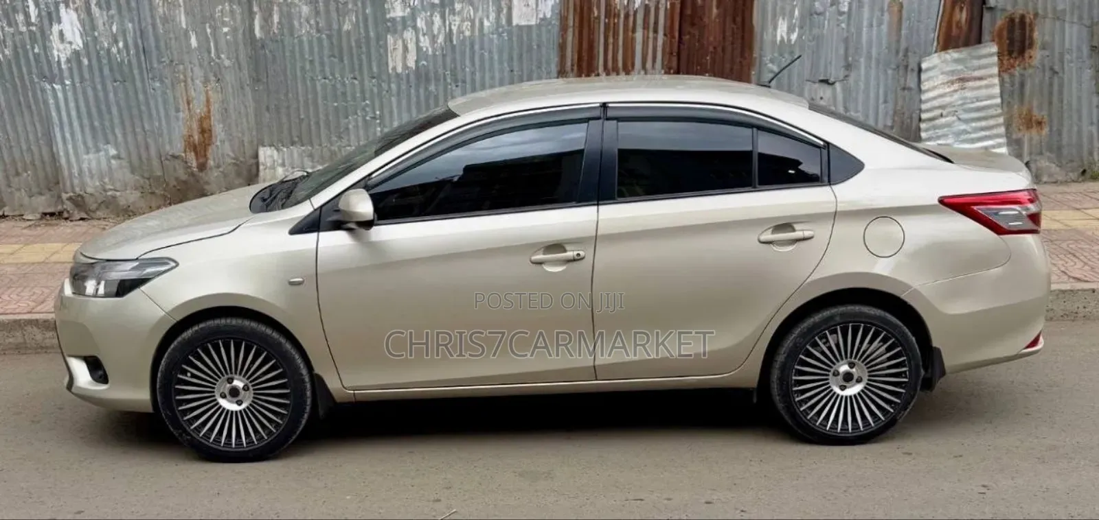 Toyota Yaris SE Hatchback 5dr 2016 Gold