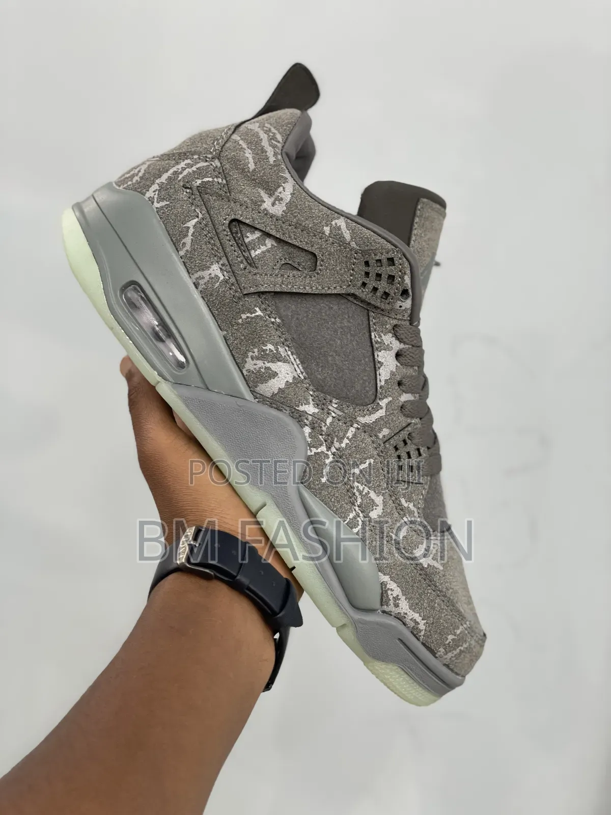 Air Jordan 4 Retro X Kaws "Cool Grey"