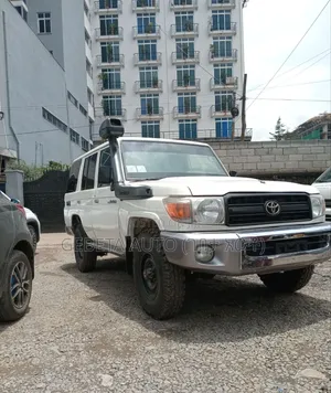 Toyota Land Cruiser 2010 White