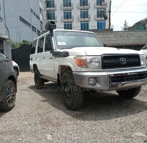 Toyota Land Cruiser 2010 White