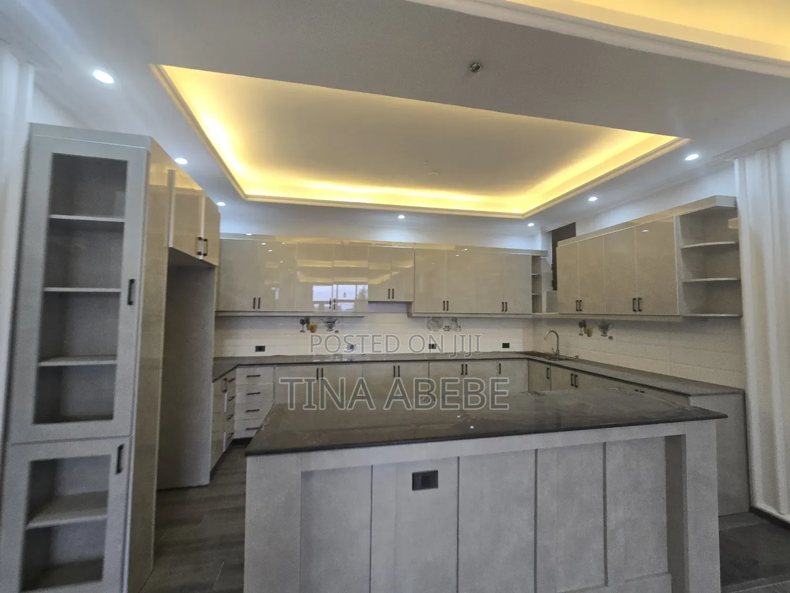 14bdrm House in Akaky Kaliti for sale