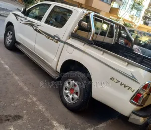 Toyota Hilux 2010 White