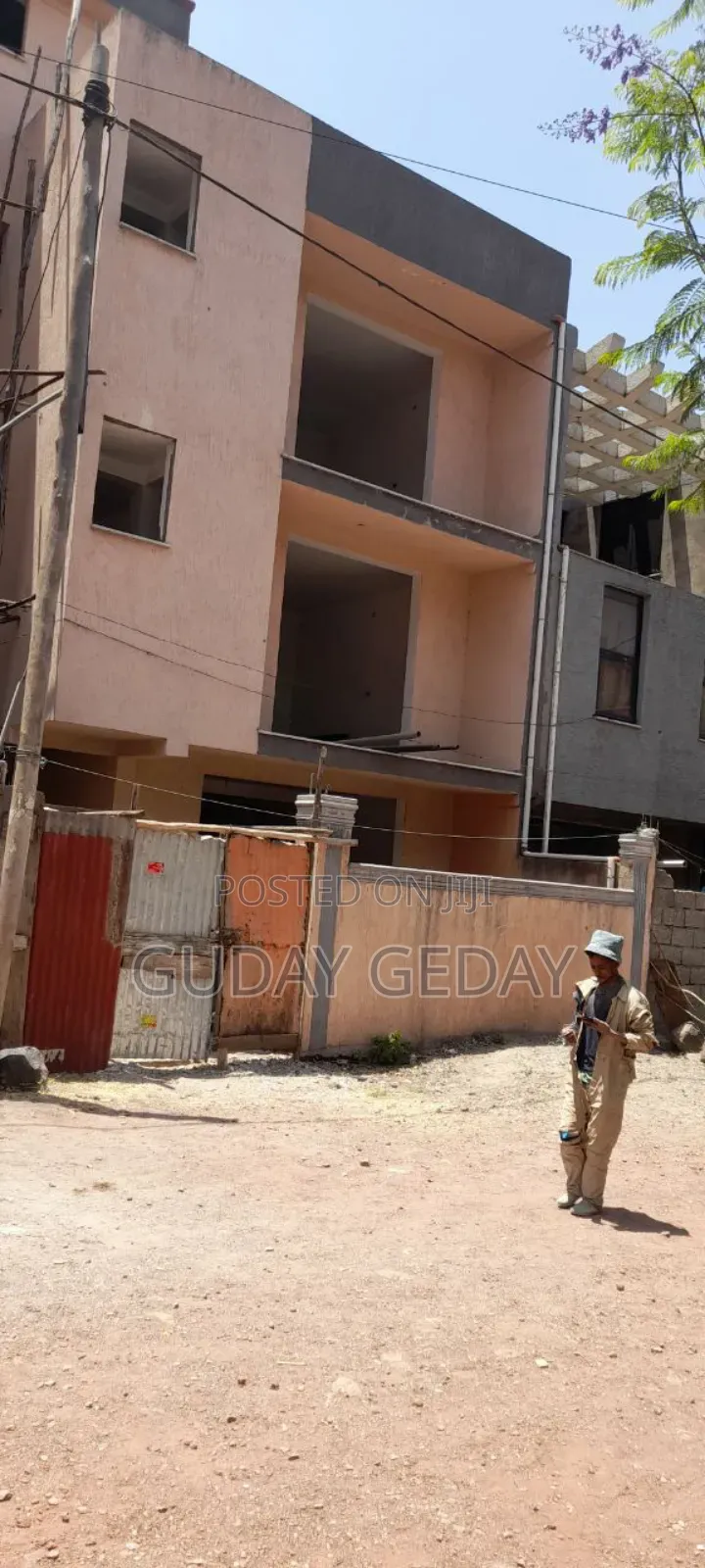 5bdrm House in Akaky Kaliti for sale