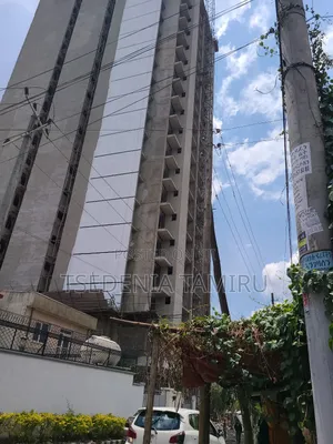 ግንባታው የተጠናቀቀ አፓርትመንት ጋዜቦ ላይ