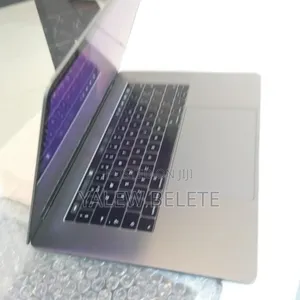 New Laptop Apple MacBook Pro 2017 16GB Intel Core i7 SSD 512GB