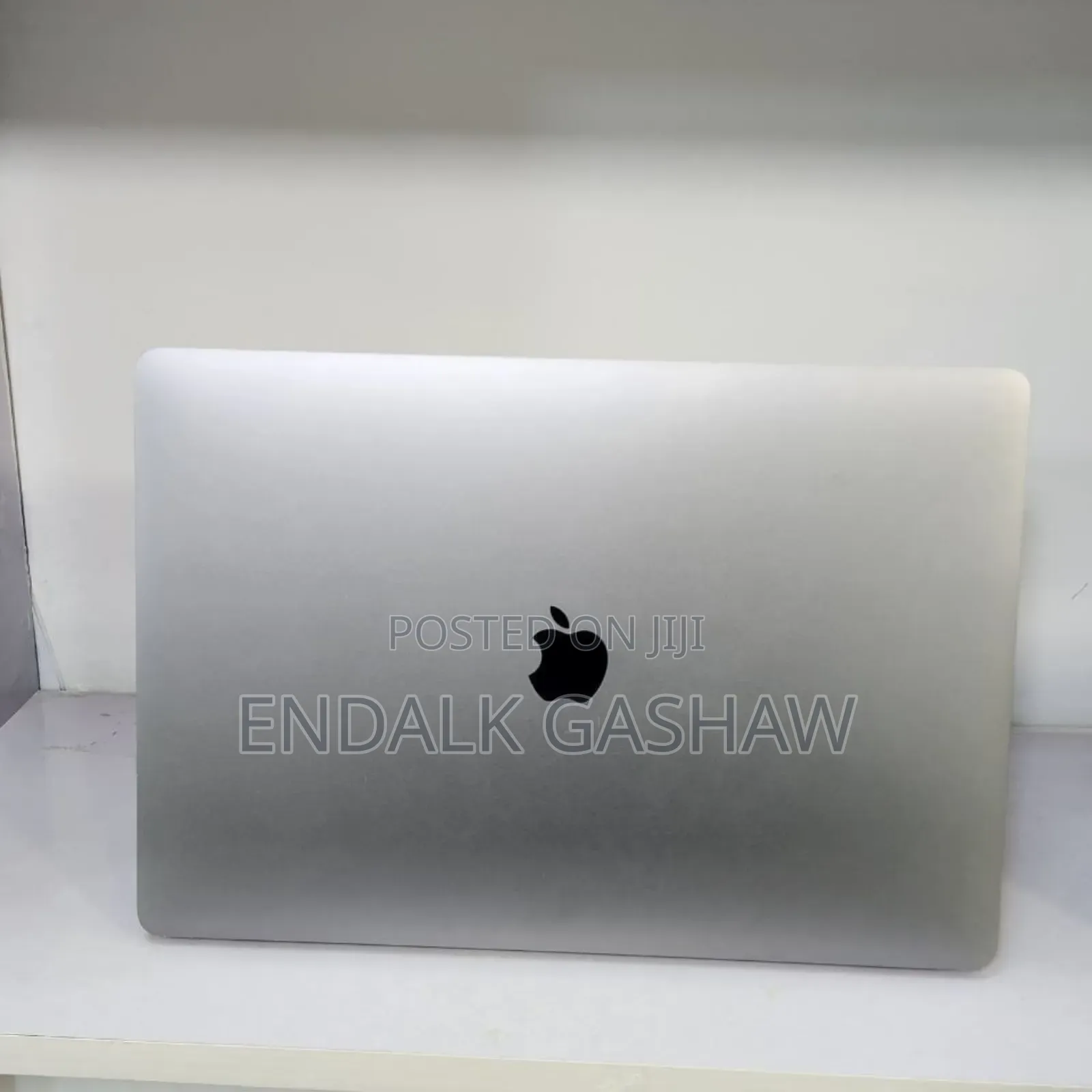 New Laptop Apple MacBook Pro 2018 8GB Intel Core i9 SSD 256GB