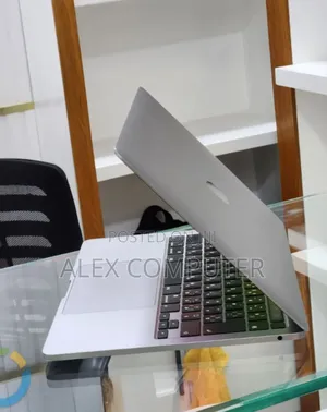 New Laptop Apple MacBook Pro 8GB Intel Core i5 SSD 512GB