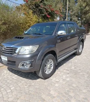 Toyota Hilux 2014 Maroon