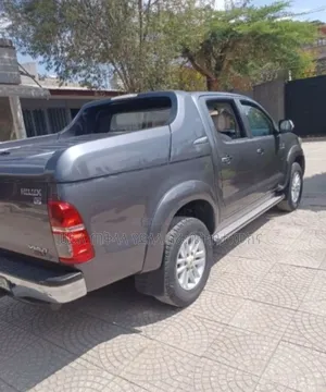 Toyota Hilux 2014 Maroon