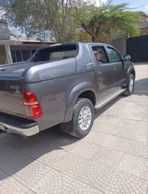 Toyota Hilux 2014 Maroon