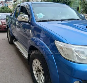 Toyota Hilux 2012 Blue