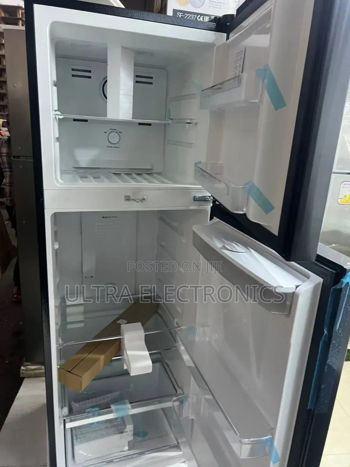 Centerpoint Refrigerator With a Built-in Water Dispenser. 450l