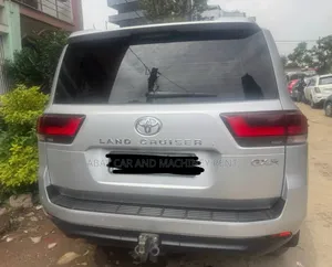 የሚከራይ Landcruiser V8 አለን ይደውሉ