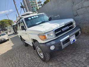 Toyota Land Cruiser 2014 White
