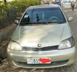 Toyota Platz 2001 Gold