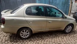 Toyota Platz 2001 Gold