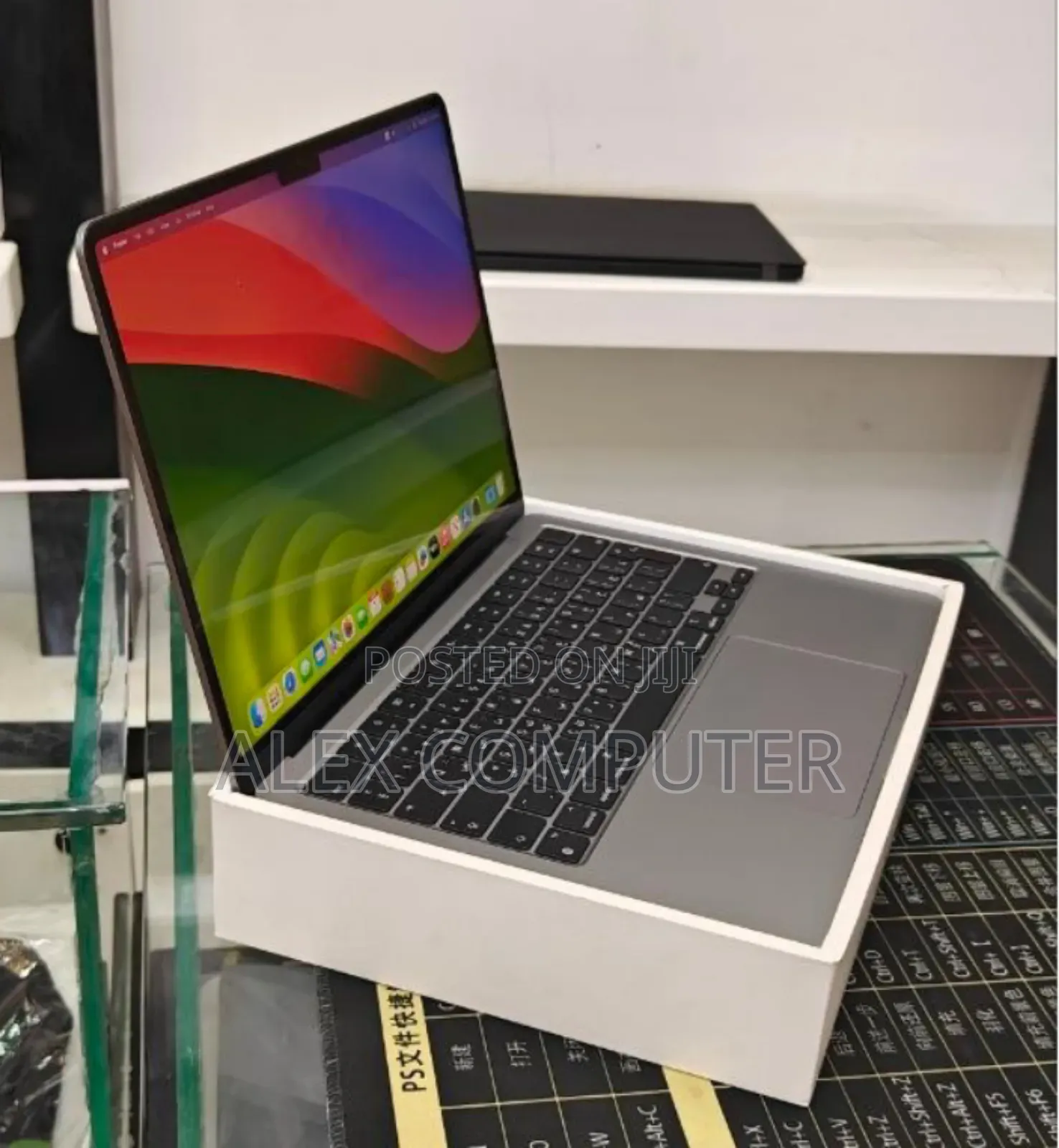 New Laptop Apple MacBook Air 2022 M2 8GB Apple M2 SSD 512GB