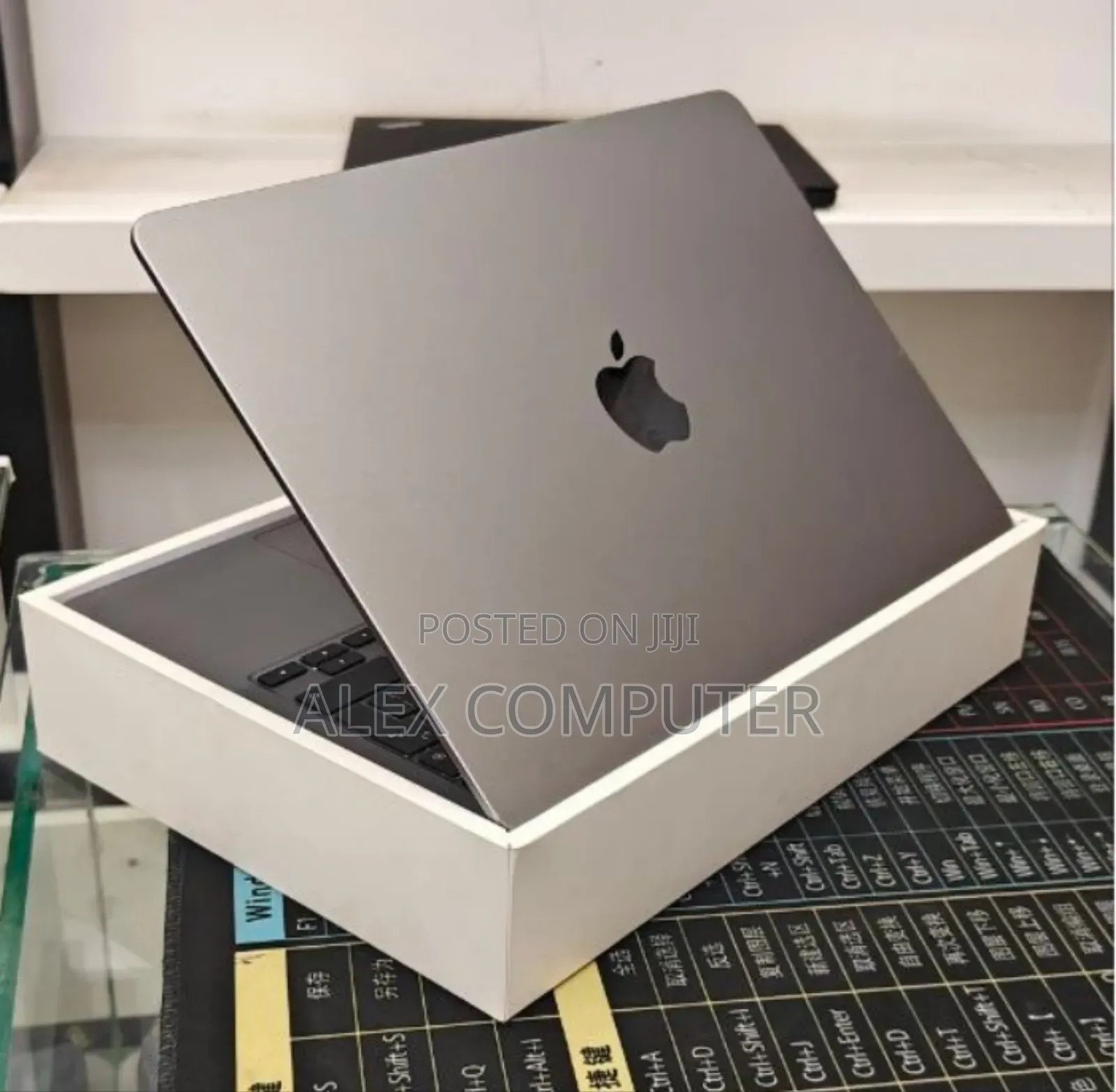 New Laptop Apple MacBook Air 2022 M2 8GB Apple M2 SSD 512GB