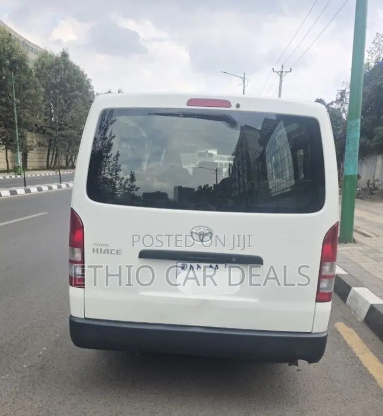 Toyota HiAce 2017 White