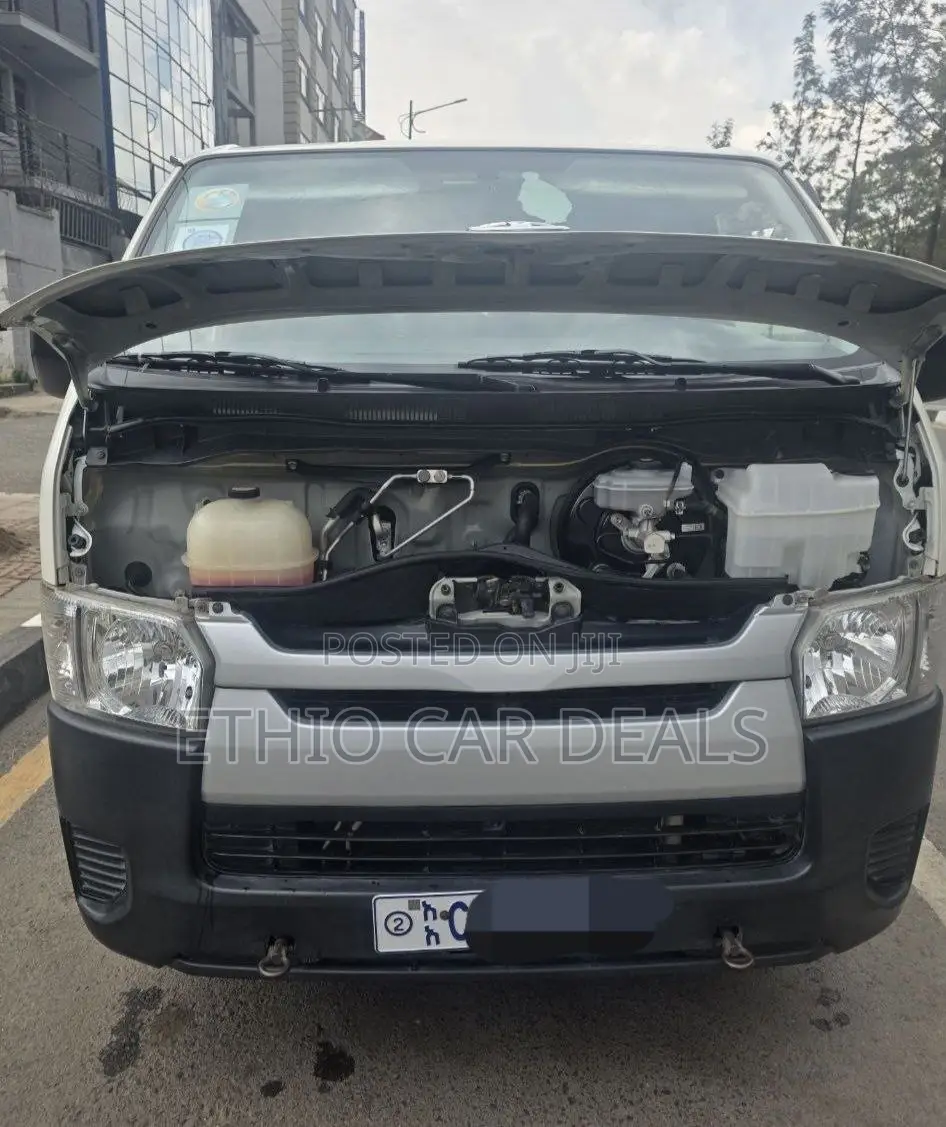 Toyota HiAce 2017 White