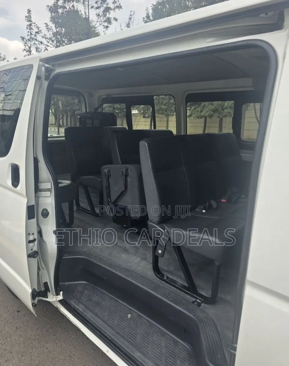 Toyota HiAce 2017 White