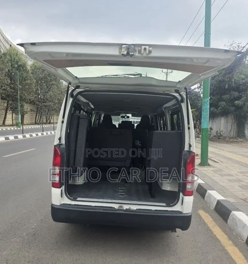 Toyota HiAce 2017 White